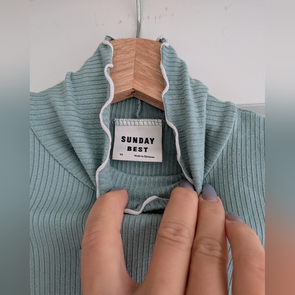 Aritzia Tops - Sunday Best Crop Top